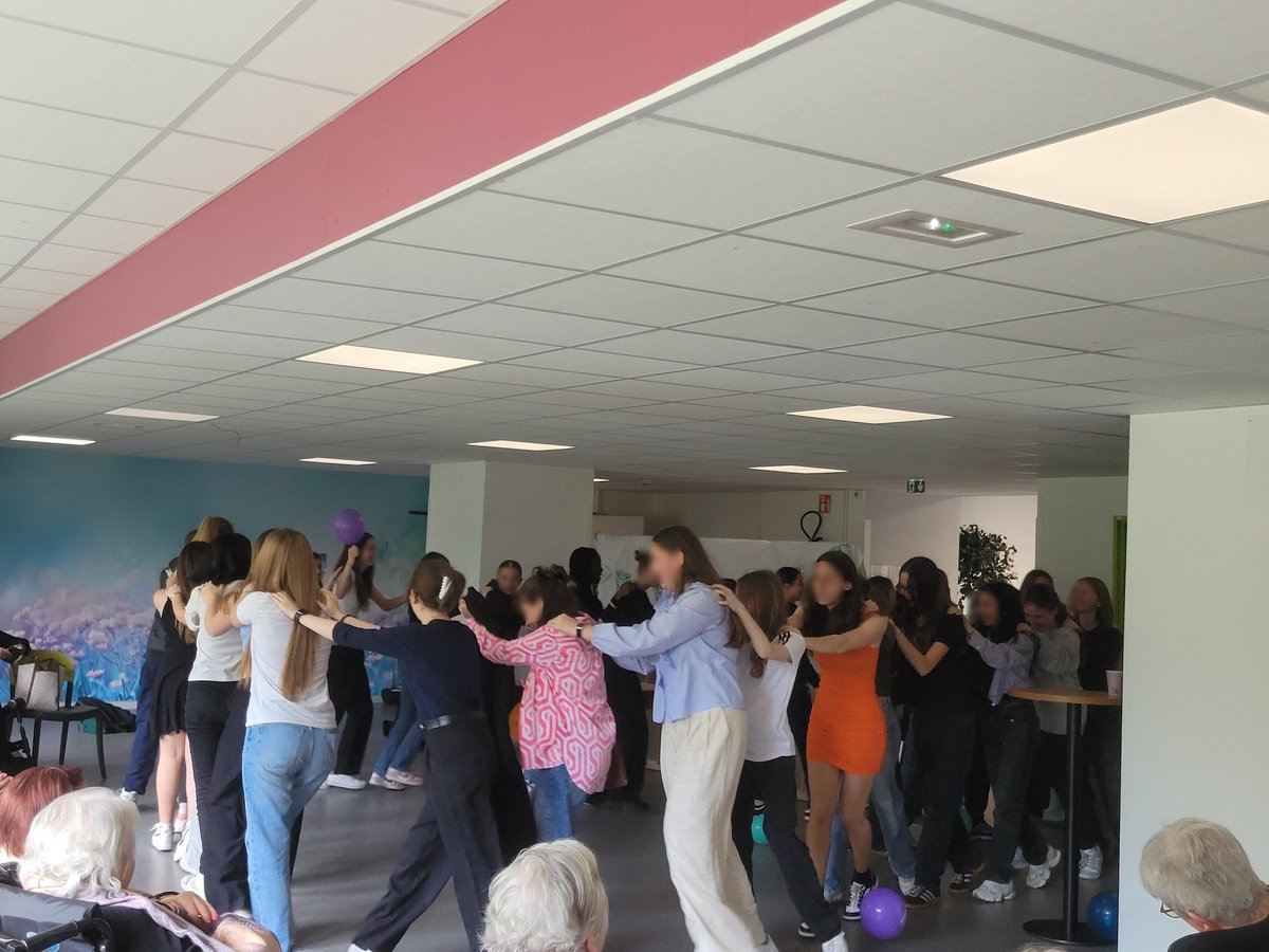 IbtissamOuadi's tweet photo. Enfin la représentation tant attendue! Un gd 🙏aux élèves et aux équipes de l'Ephad qui se st investis durant des mois pr ce moment festif offert aux résidents🎊🎉. 🙏#daac #drane @RLaganier @AnnePadier @HuartJean @AniellaLEBEAU @daac_nancy_metz @EacSeylat @GDLT_Metz @AYADPatrick https://t.co/oaiHQSerRO