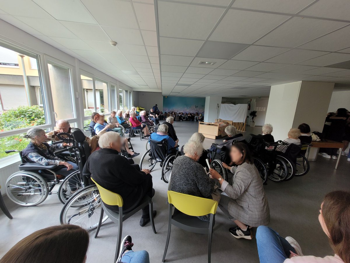 Enfin la représentation tant attendue! Un gd 🙏aux élèves et aux équipes de l'Ephad qui se st investis durant des mois pr ce moment festif offert aux résidents🎊🎉. 🙏#daac #drane <a href="/RLaganier/">Richard Laganier</a> <a href="/AnnePadier/">Anne Padier Savouroux</a> <a href="/HuartJean/">Jean-Marc Huart</a> <a href="/AniellaLEBEAU/">Aniella Lebeau</a> <a href="/daac_nancy_metz/">Sophie Renaudin #EAC #lecture #oral #territoires</a> <a href="/EacSeylat/">Corinne Seylat</a> <a href="/GDLT_Metz/">Lycee Georges de la Tour Metz</a> <a href="/AYADPatrick/">AYAD Patrick</a>