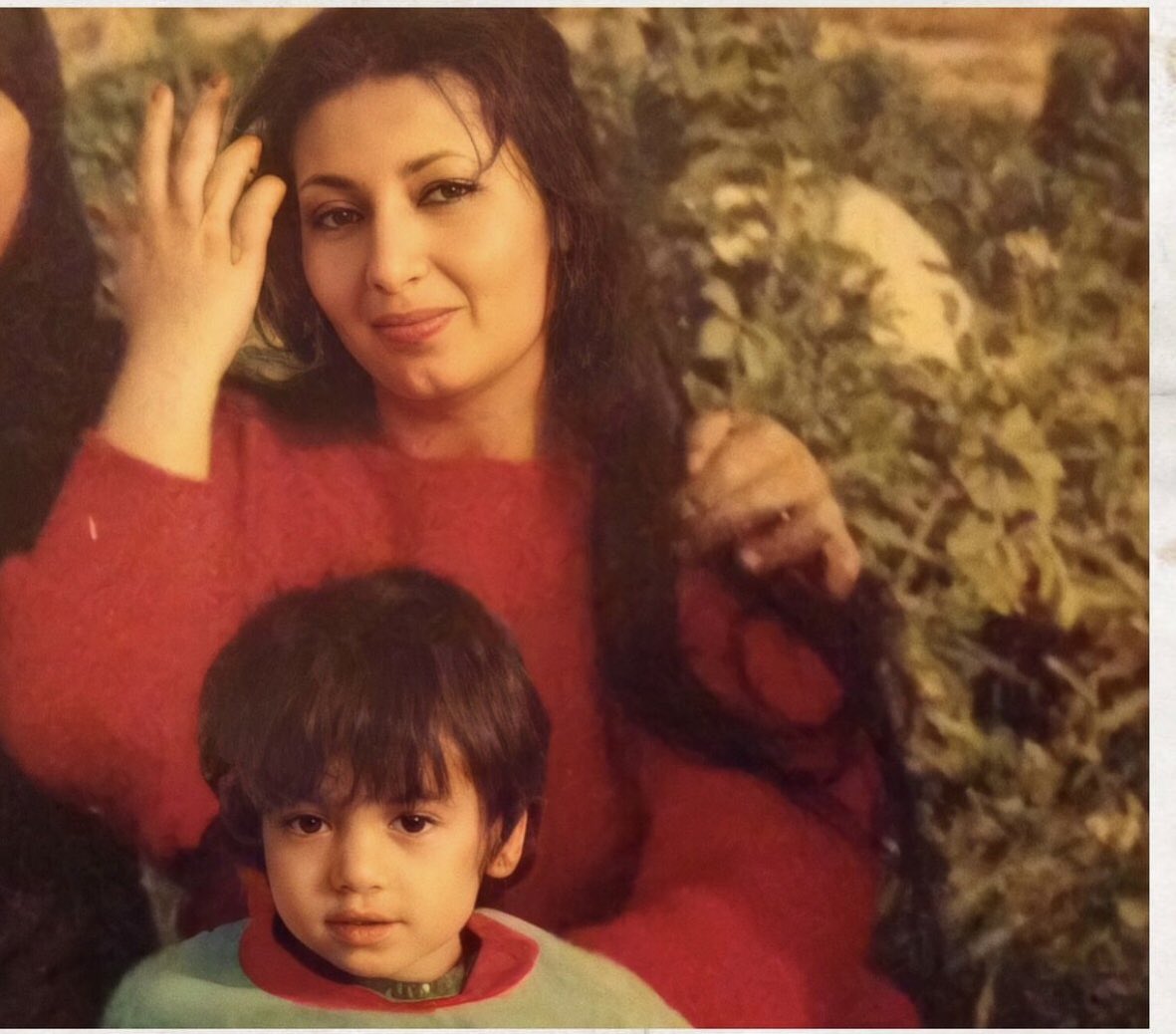 .
صورة للفنانة العراقية (رحمة رياض).. في طفولتها  مع  والدتها
.
@RahmaRiad