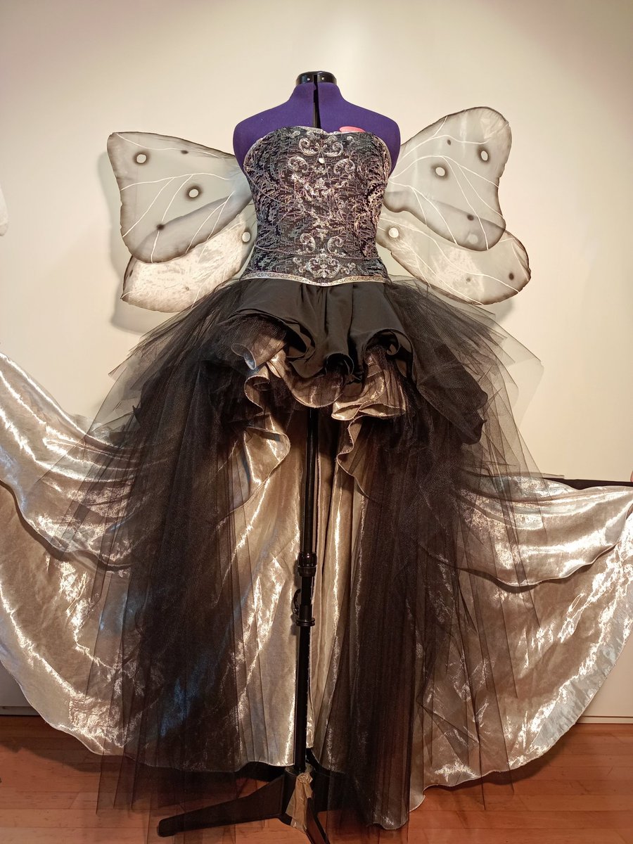 AstrojulietW's tweet photo. Original Character Banshee with moth wings especially created for the customer!
Fabrics by @vavassoritessuti
#banshee #bansheecosplay #goty #gothic #gothiccosplay #mothcosplay #moth #originalcharacter #originalcosplay #italiancosplay #cosplaycommission #gothgirl #gothaesthetic https://t.co/X1yf9RjsnB