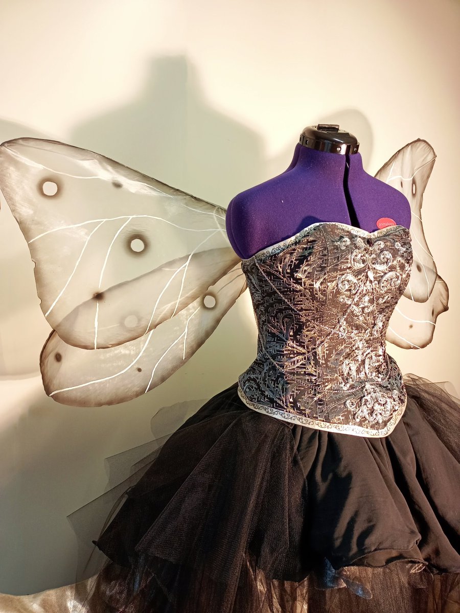 AstrojulietW's tweet photo. Original Character Banshee with moth wings especially created for the customer!
Fabrics by @vavassoritessuti
#banshee #bansheecosplay #goty #gothic #gothiccosplay #mothcosplay #moth #originalcharacter #originalcosplay #italiancosplay #cosplaycommission #gothgirl #gothaesthetic https://t.co/X1yf9RjsnB