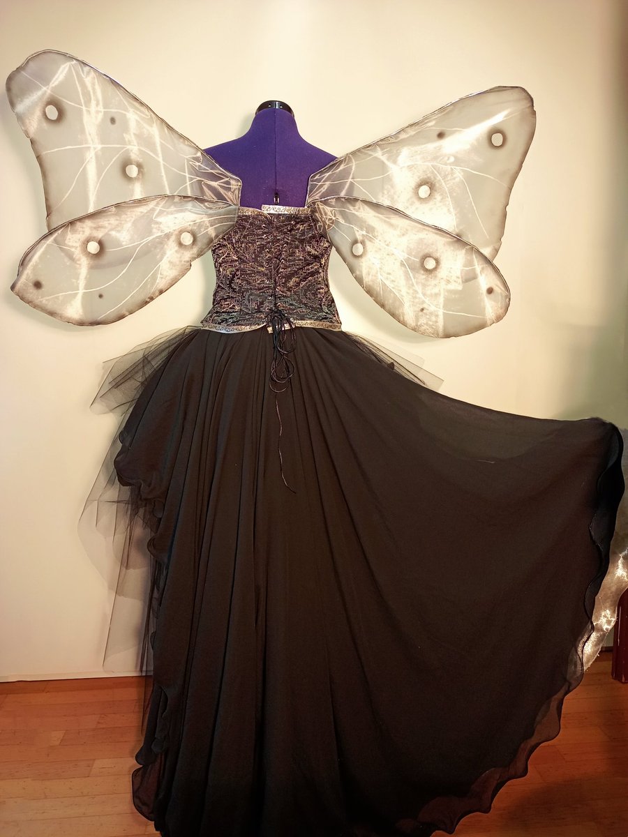 AstrojulietW's tweet photo. Original Character Banshee with moth wings especially created for the customer!
Fabrics by @vavassoritessuti
#banshee #bansheecosplay #goty #gothic #gothiccosplay #mothcosplay #moth #originalcharacter #originalcosplay #italiancosplay #cosplaycommission #gothgirl #gothaesthetic https://t.co/X1yf9RjsnB