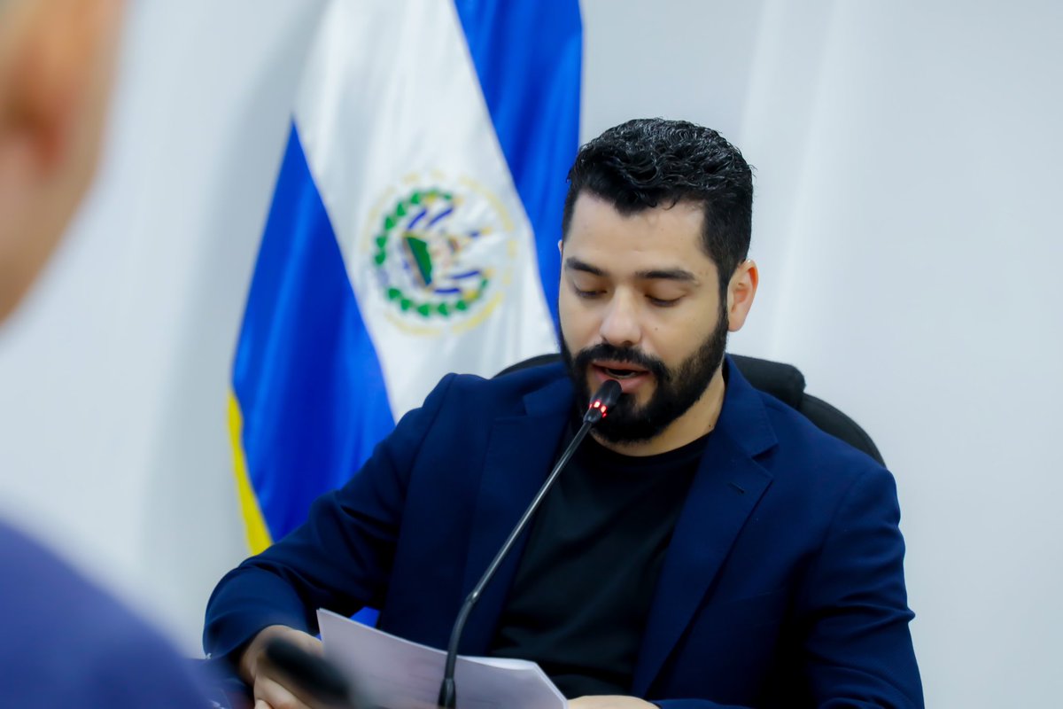 RubenFloresEs's tweet photo. Hoy sesionamos por primera vez en la #ComNiñezEIntegración en la cual formaré parte como Relator de dicha mesa de trabajo. 

Aquí estudiaremos y discutiremos iniciativas relacionadas a cultura, educación, familia, niñez, adolescencia, adulto mayor, personas con discapacidad y mujer, así como juventud y deporte. 

Reitero mi compromiso de trabajar por la niñez y juventud de nuestro país, porque ellos no son solo el futuro, son el presente y debemos crear las condiciones para su pleno desarrollo. 

🇸🇻🧔🏻‍♂️