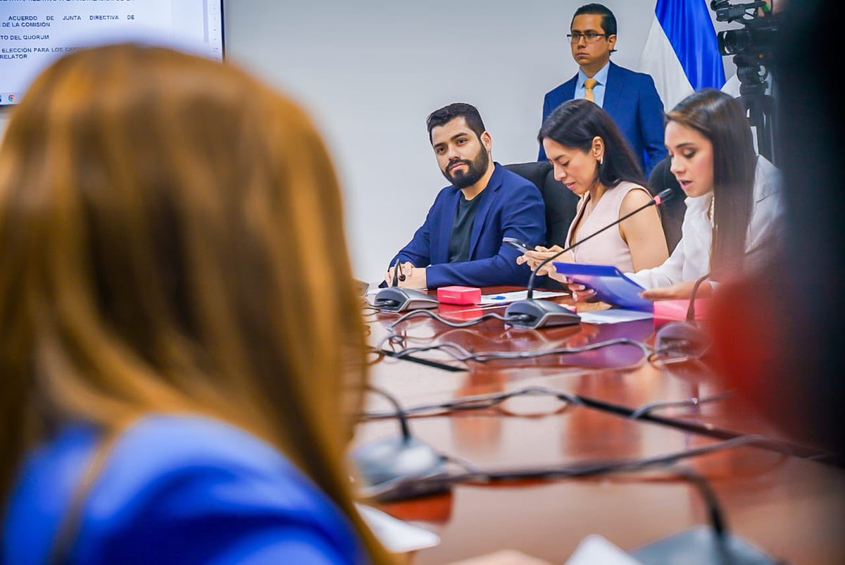 RubenFloresEs's tweet photo. Hoy sesionamos por primera vez en la #ComNiñezEIntegración en la cual formaré parte como Relator de dicha mesa de trabajo. 

Aquí estudiaremos y discutiremos iniciativas relacionadas a cultura, educación, familia, niñez, adolescencia, adulto mayor, personas con discapacidad y mujer, así como juventud y deporte. 

Reitero mi compromiso de trabajar por la niñez y juventud de nuestro país, porque ellos no son solo el futuro, son el presente y debemos crear las condiciones para su pleno desarrollo. 

🇸🇻🧔🏻‍♂️