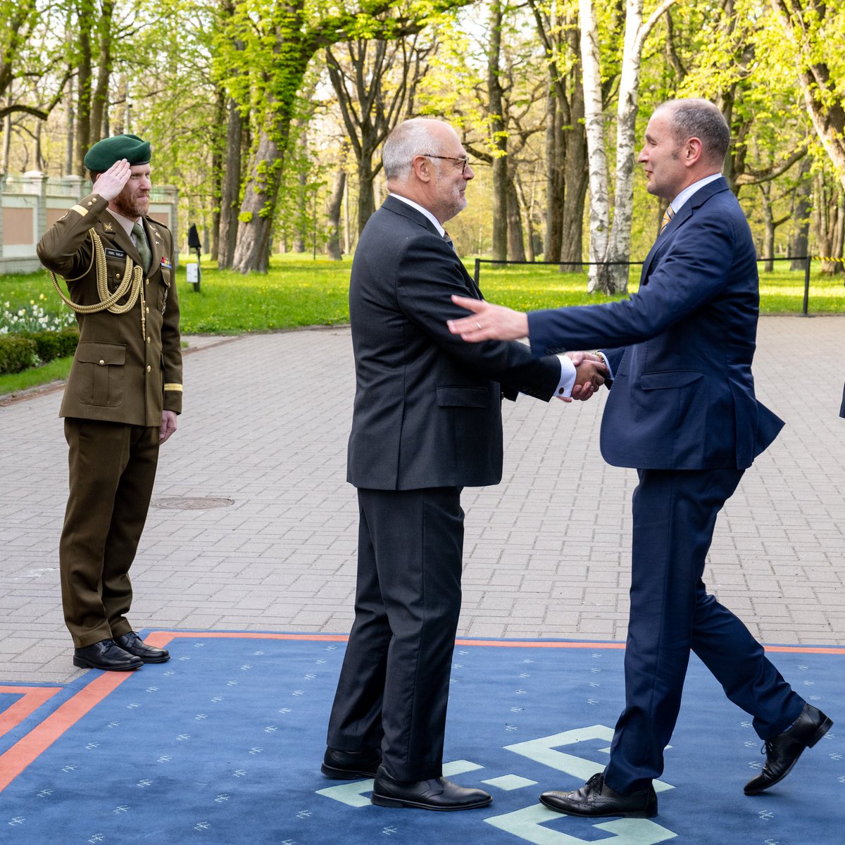 Glad to welcome dear friend Guðni Th. Jóhannesson, @PresidentISL🇮🇸, to #Estonia. Our cultural cooperation brought many awards best documentary movie in Europe 2023 #Smokesaunasisterhood! Discussed about supporting #Ukraine & how to further strengthen regional #NB8 security.