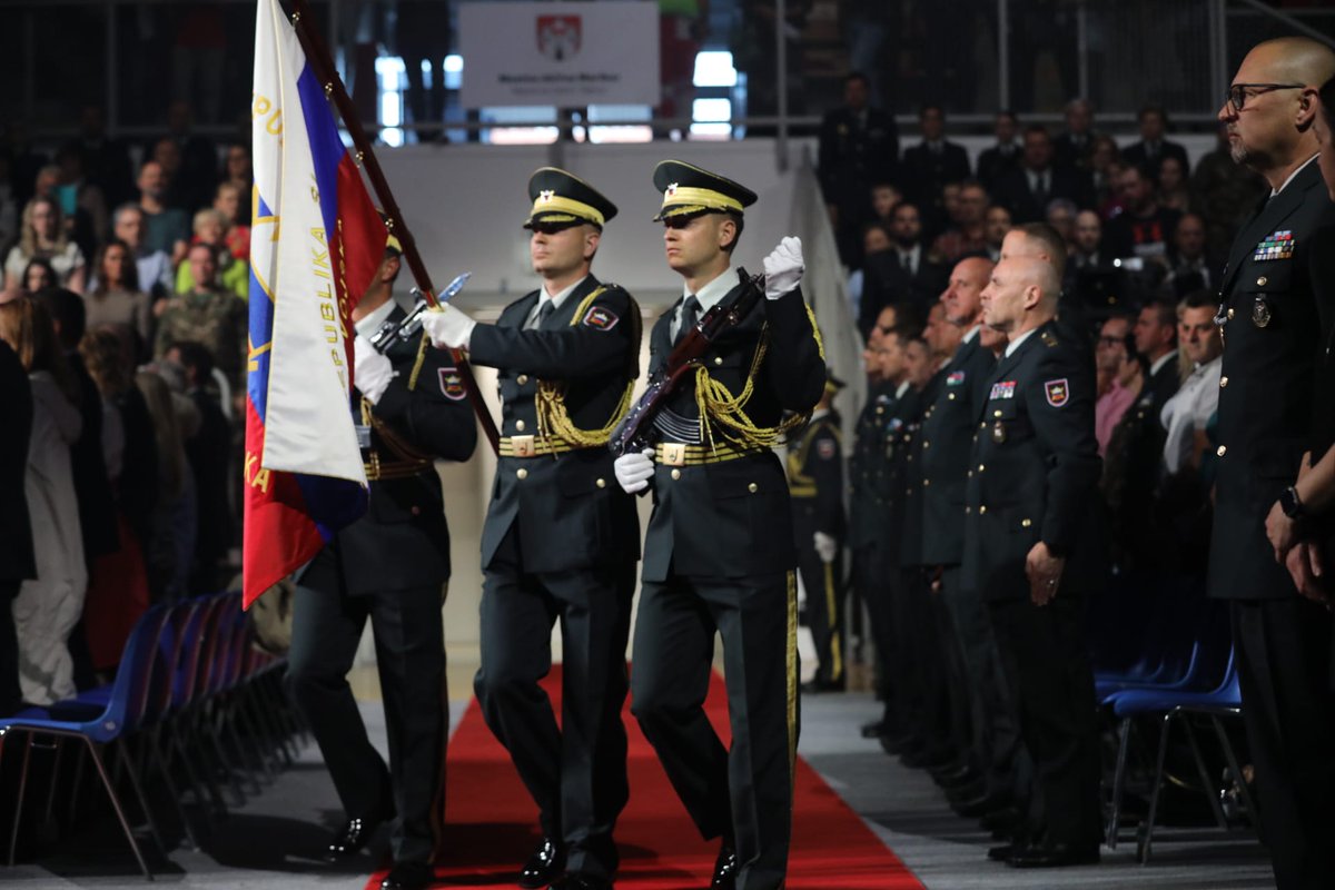 V mariborski dvorani Tabor poteka letošnja osrednja slovesnost ob dnevu @Slovenskavojska. Na njej bosta v čin brigadirja povišana Dean Groff in Tatjana Pečnik, predstavila se bosta tudi najboljša vojak in podčastnik preteklega leta.