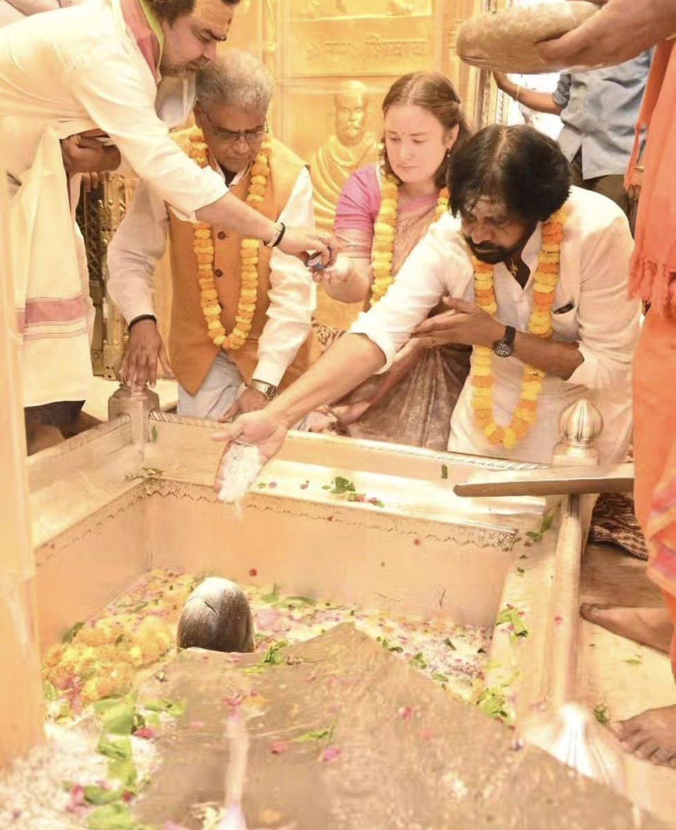 Pawan Kalyan at Kashi Vishwanath Temple.. Har Har Mahadev🙏