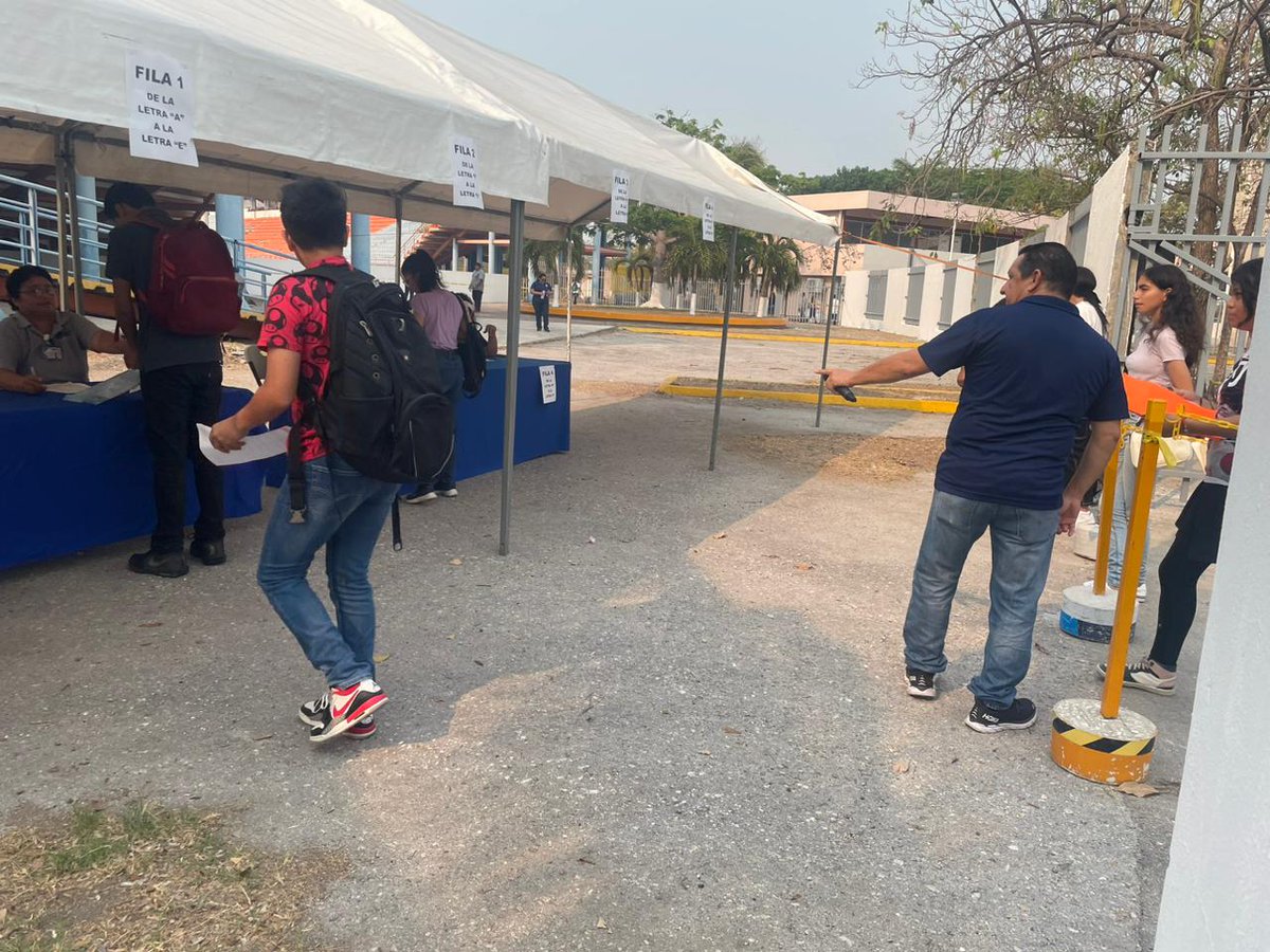 Aspirantes a ingresar a la Escuela Preparatoria Diurna de la @UNACAR acudieron este martes 14 de mayo desde las 7:30 de la mañana a la aplicación del examen de admisión en las instalaciones del #CampusII.🐬