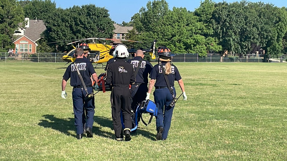 Thank you @FlowerMoundPD @FlowerMoundFD and @PHIAirMed Denton Unit for taking part in this great learning session with @FMHS_AT for pre-hospital care & transport of an injured athlete. Excellent session for all involved! @FMHS9 @FlowerMoundHS @LISDsports @LewisvilleISD