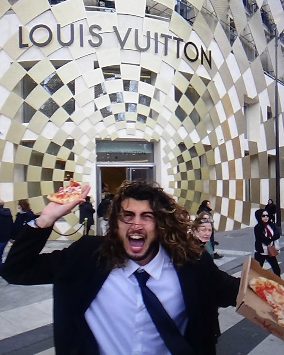 kissmemoya's tweet photo. Sorry @LouisVuitton 

On enchaine ?
À+ https://t.co/RjXu12f0L9