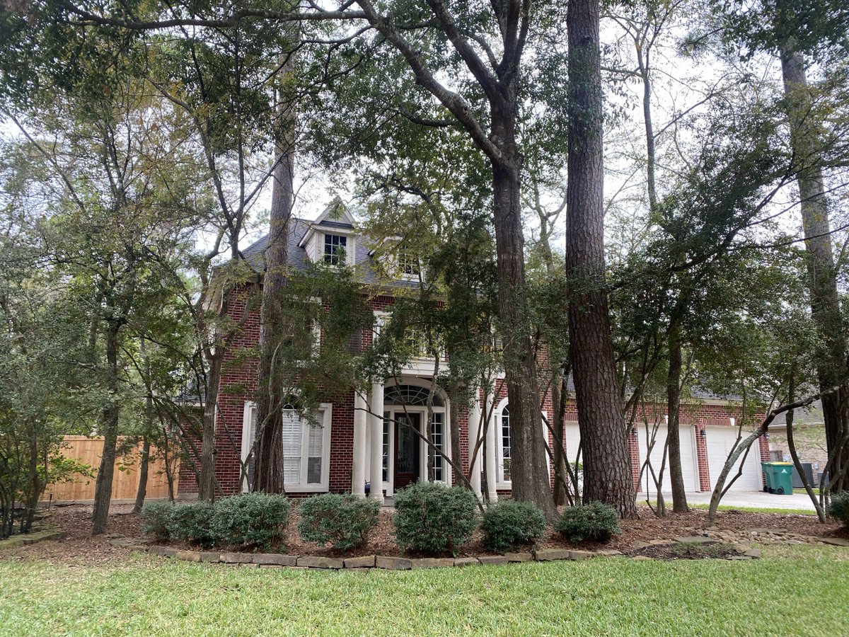 We're excited to showcase this charming Colonial-style home inThe Woodlands neighborhood. Renaissance Windows and Doors perfectly complement the character and charm of this lovely residence with updates to the back patio.