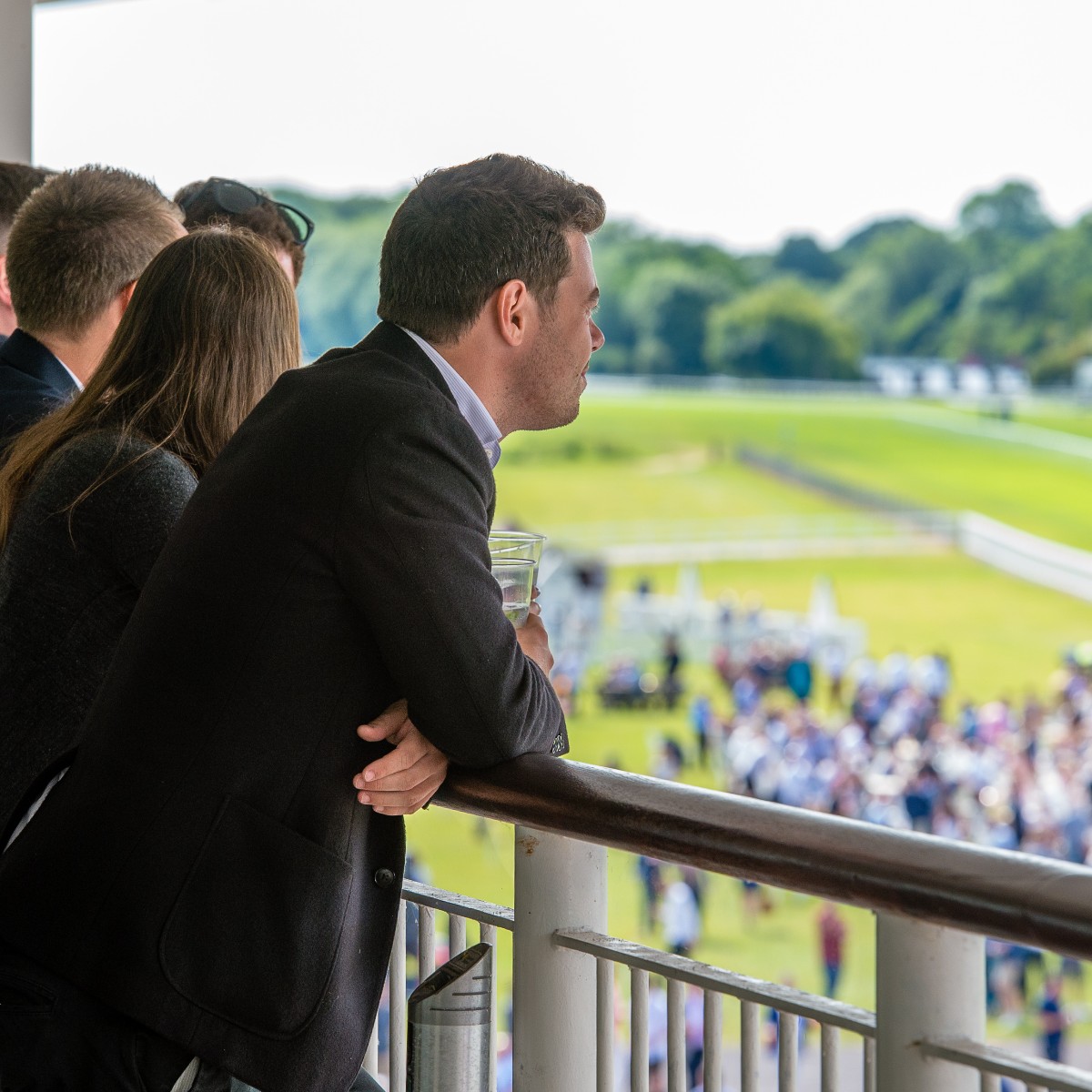 For the best views of the track - Premier Viewing is where you NEED to be!🤩

👀 Stunning balcony views
🎟️ Hospitality ticket
🏇 Shared suite with convenient bar & betting facilities
🥂 Welcome drink
📖 Raceday programme

All from just £45! >> windsor-racecourse.co.uk/whats-on