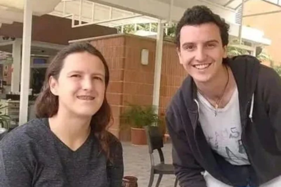 CuatroVertices's tweet photo. #Noticias • Este #14May se conoció que los ciudadanos venezolanos Rebeca García y su hermano Francisco García fueron aprehendidos por la Policía de España tras ser solicitados mediante una alerta roja de Interpol por los delitos de pornografía infantil y acoso.

#4Vértices https://t.co/Ye3m0WgYcY