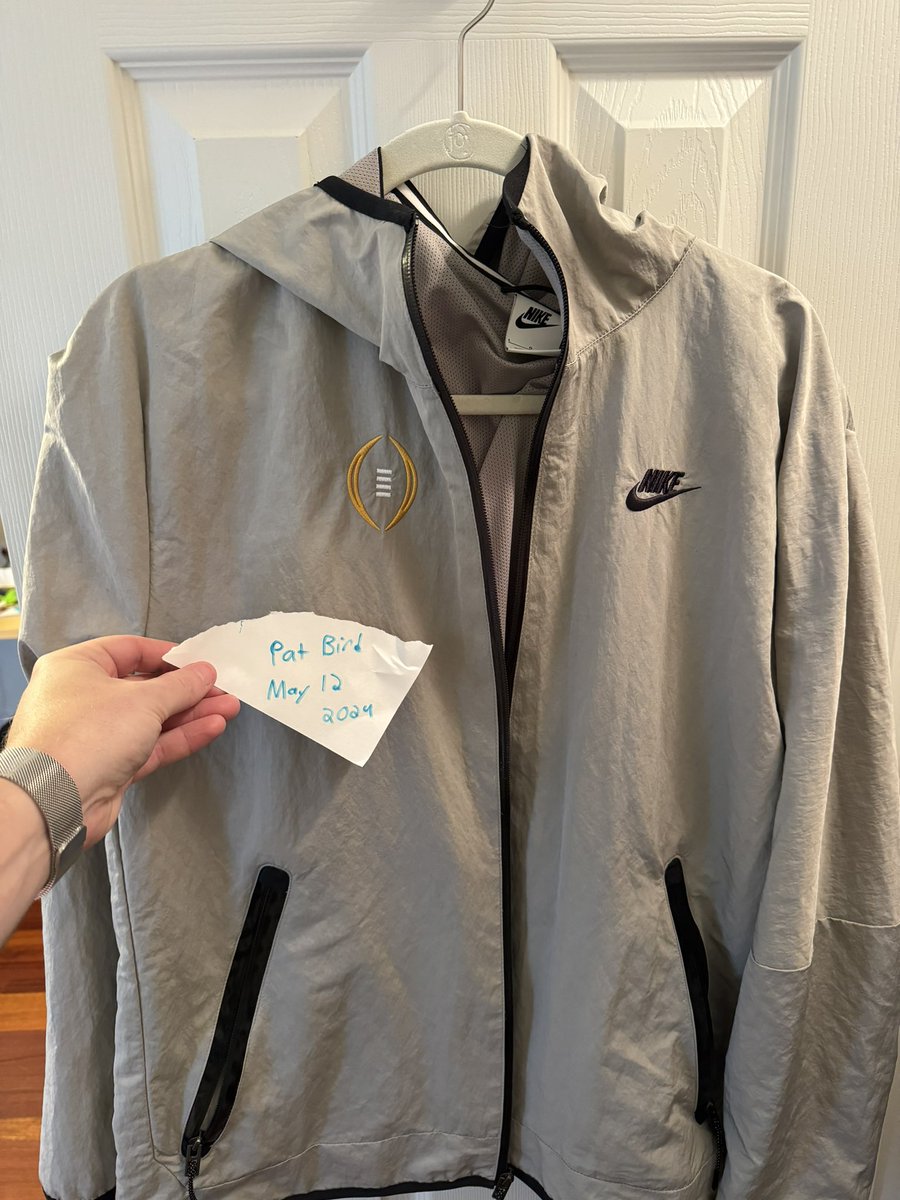 Pbird02's tweet image. 2022 College Football Playoff Nike Rain Jacket - Large - $130
Accept Venmo and will ship promptly. PM for details or offers. #GoDawgs #CFPlayoff