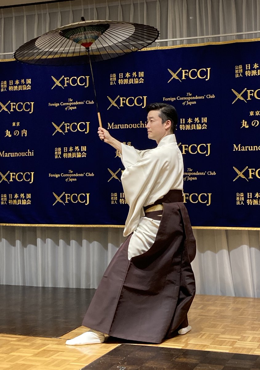 #尾上菊之丞 さんと #茂山逸平 さんが #日本外国特派員協会（#FCCJ）で「#日本舞踊 と #狂言 を知る夕べ」。８月に15周年記念の「#逸青会」を開催し、「牡丹灯籠」を基にした新作「御札」などを上演すると発表した後、逸平さんが狂言「魚説教」、菊之丞さんは舞踊「助六」を披露しました。