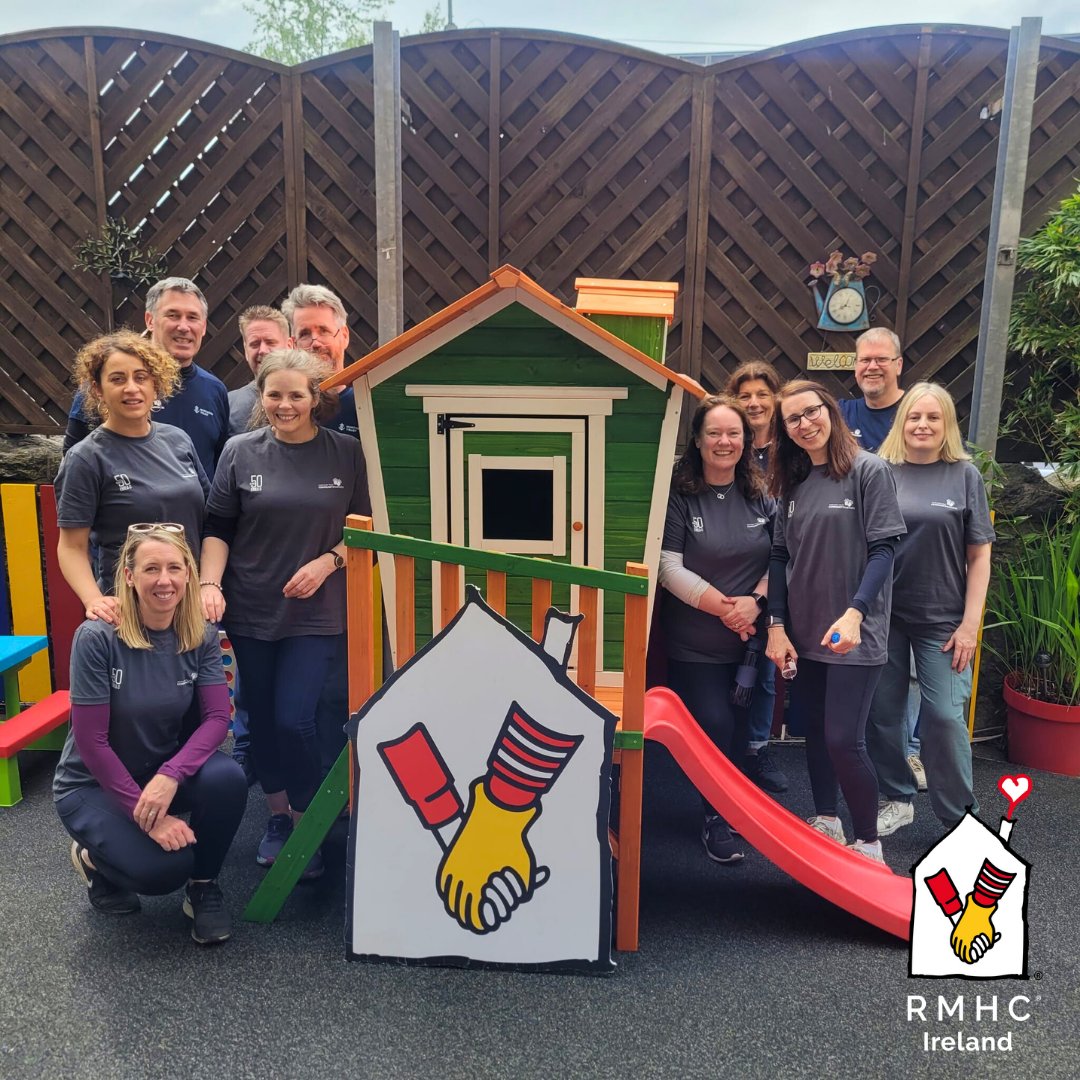 🏠💚 Garden SOS 💚🏠 Thank you so much to this dream team of volunteers from Northern Trust who took on our garden refresh project today 🙏 Today they pruned, painted, built and refreshed our back garden area for families to use this year throughout summer! 👩‍🌾👨‍🌾