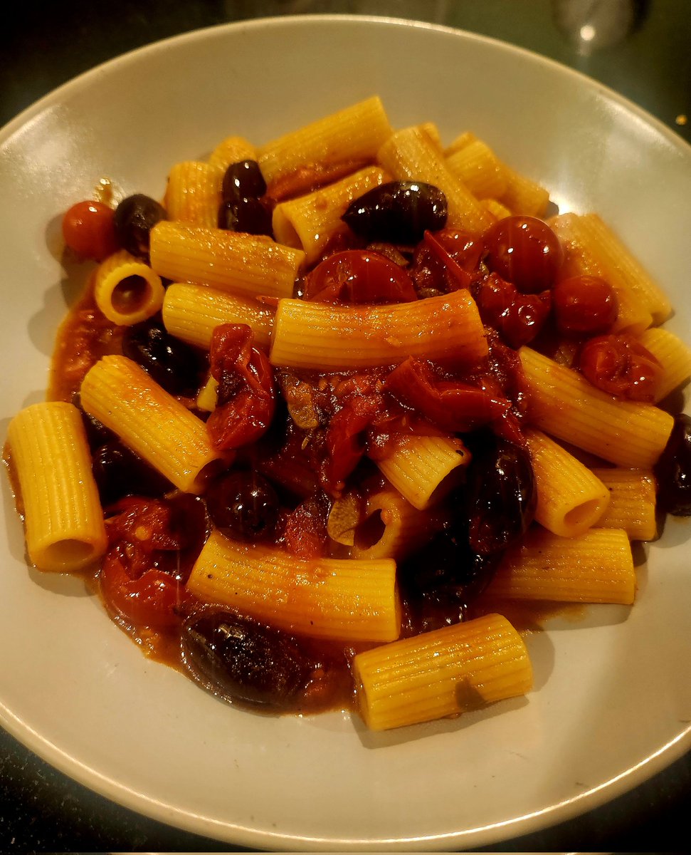 Rigatoni Putanesca for dinner at midnight. Because I didn't get home from the office until 11pm. And a nice glass of Valpolicella to go along
