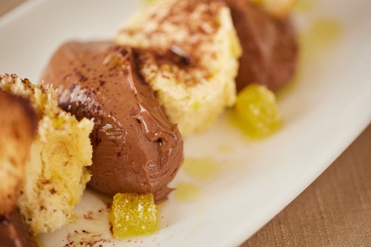 La Vasca también ofrece una deliciosa selección de postres caseros.
¡Una tentación que no te puedes perder!
"Pan, Aceite y Chocolate"
👉🏻 restaurantelavasca.com
🍽
#postrescaseros #panaceiteychocolate #LaVasca