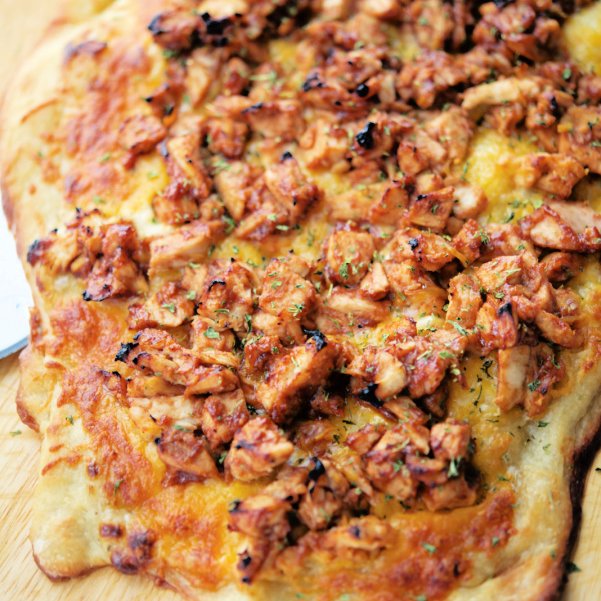 Flatbread pizza topped with cooked, diced chicken, your favorite bbq sauce and shredded Cheddar Jack cheese. RECIPE--> carriesexperimentalkitchen.com/bbq-chicken-fl… #pizza