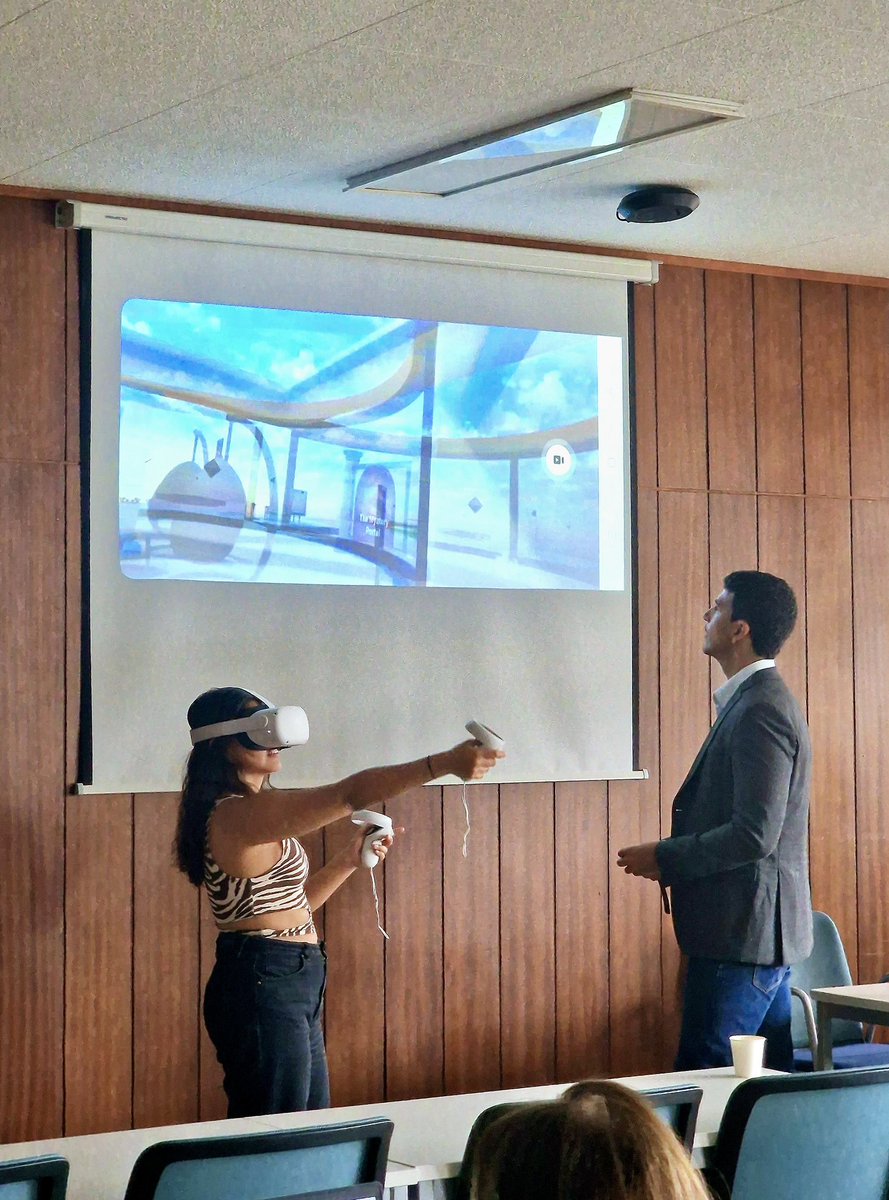 Taking 'hands-on learning’ to another level with Prof. @FAbreuDuarte93 and his seminar on The Law of the Metaverse 👾👨‍💻