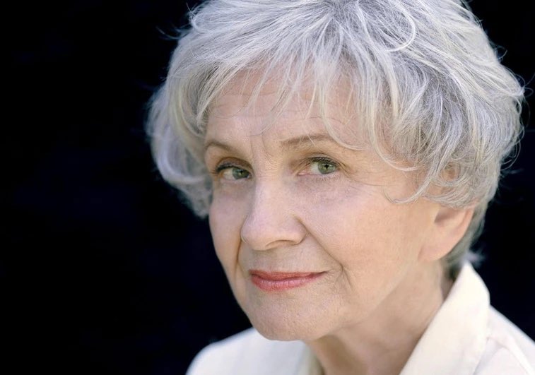Muy tristes por el fallecimiento de Alice Munro, la reina del cuento. 💔 Ganadora del Nobel de Literatura en 2013. En su memoria, te dejamos una selección de títulos de sus grandes obras👉🏼 bit.ly/3yi3tUp