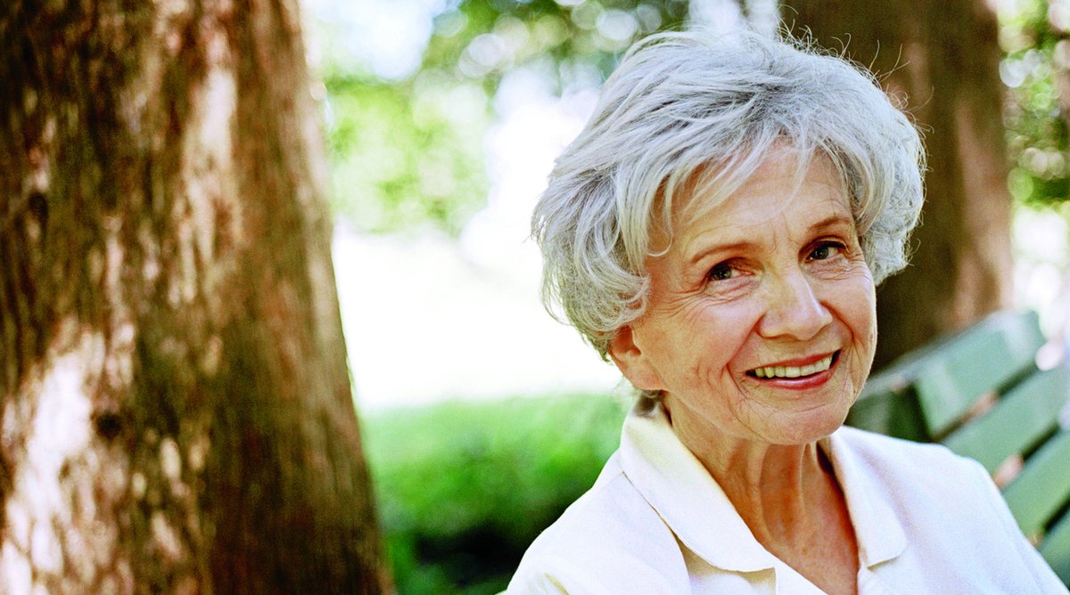 Alice Munro, acclaimed author of short stories, has died at 92. She made her literary debut in 1968 with the story collection DANCE OF THE HAPPY SHADES. She was awarded the Nobel Prize in Literature in 2013. @PenguinRandomCA ow.ly/XiRo50RG258