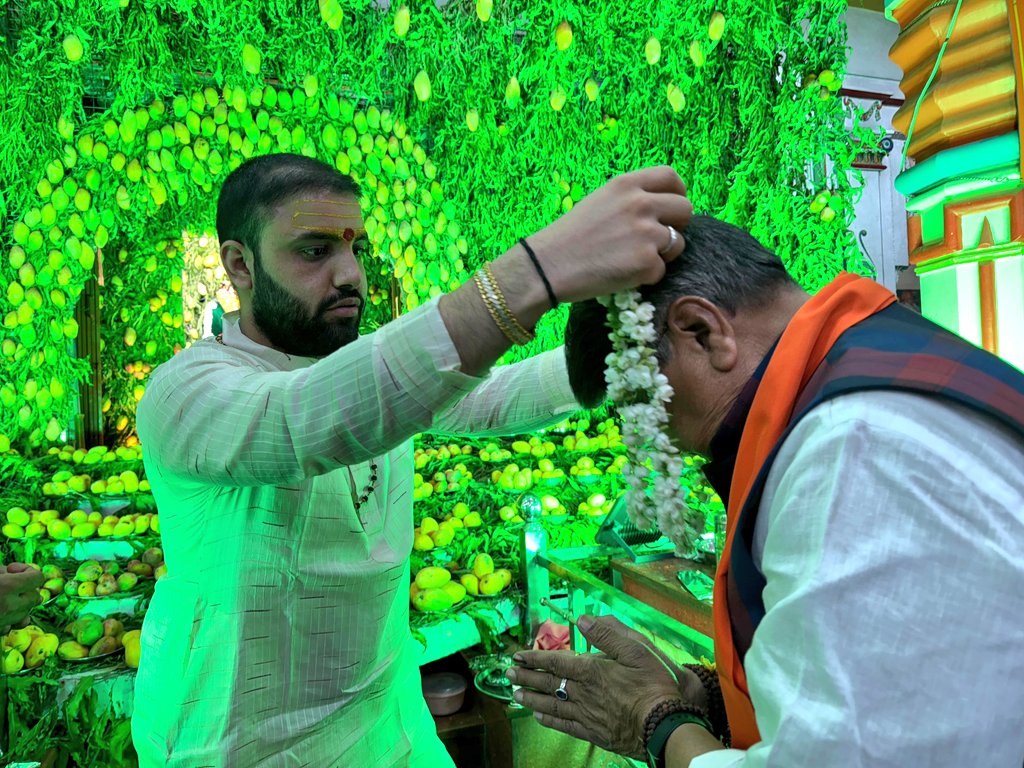 जय अलीजा सरकार !!! आज इंदौर में दिव्य श्री वीर अलीजा सरकार मंदिर के सम्मुख बद्री विशाल भगवान के 13वें स्थापना दिवस महोत्सव में सहभागिता करने का सौभाग्य प्राप्त हुआ। इस पुण्य अवसर पर भगवान की पूजा-अर्चना कर विश्व कल्याण की कामना की। इस अलौकिक क्षण में हृदय आह्लादित और