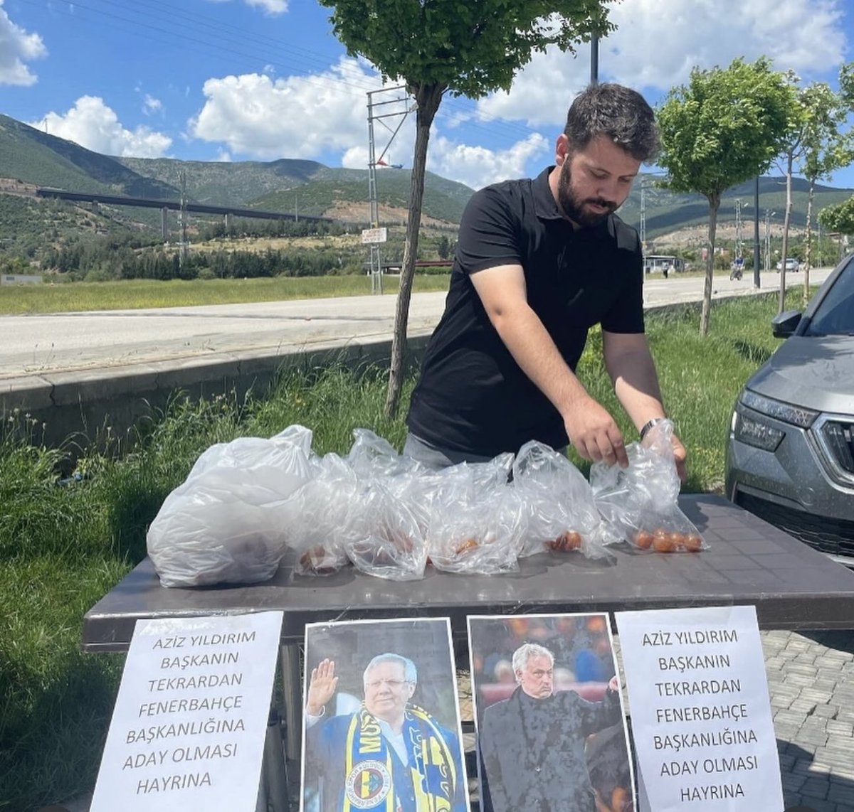 Bir taraftar, Aziz Yıldırım’ın adaylığını açıklamasının hayrına lokma döktürdü.