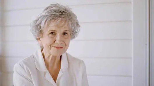 La escritora canadiense Alice Munro, maestra del relato breve y Premio Nobel de Literatura en 2013 ha fallecido a los 92 años, según el periódico canadiense The Globe and Mail. Según este medio, que ha adelantado la noticia, padecía demencia desde hacía al menos una década.