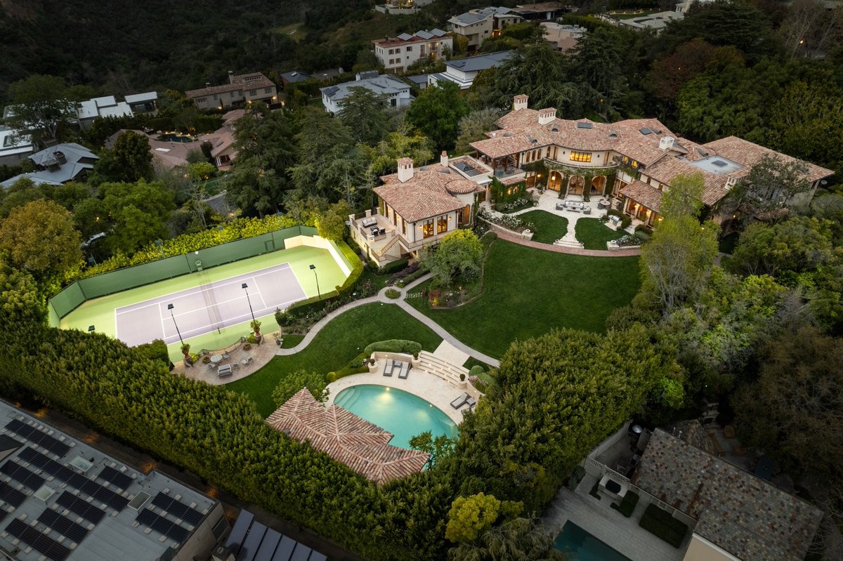 Italian Luxury ⛲️⁣⁣⁣⁣ ⁣⁣⁣⁣ An estate of incomparable grandeur and legacy, this one-of-a-kind villa boasts approx. 2 acres of immaculate grounds and private tennis court. [Listing: @TheAltmanBros | tinyurl.com/1550-Amalfi-Dr…]⁣⁣⁣⁣ #EllimanCalifornia #PacificPalisades⁣