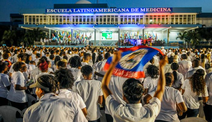 La Escuela Latinoamericana de Medicina (ELAM )cuenta con certificación internacional. Un proyecto humano, solidario y visionario de #Fidel hecho realidad y que a graduado a miles de profesionales de todo el mundo. Así que graduados y con excelencia!!! #CubaPorLaSalud
