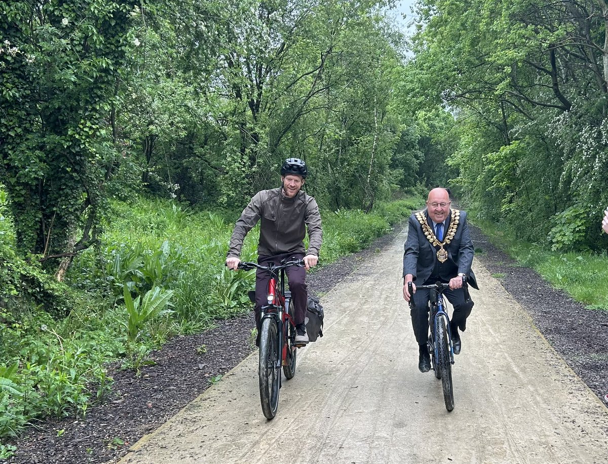 Pleased to attend the official opening of the A61 active travel scheme, which provides a four-mile walking and cycling route from the transport interchange through to Royston. We even had a race between @Ed_Clancy and @Mayor_Barnsley, with Mr Mayor winning on a photo finish!