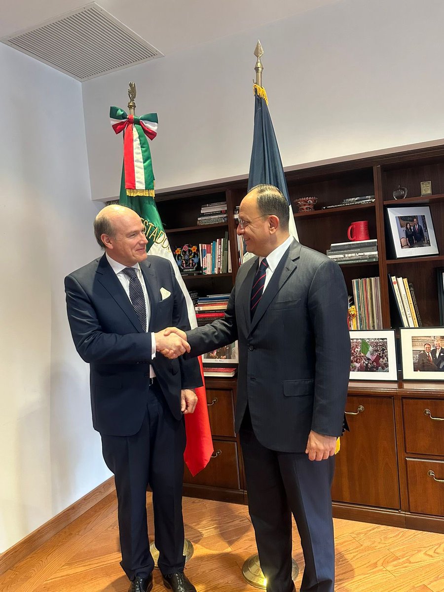 Esta tarde, el @ConsulMexNuy recibió a Pablo Martín Piñeiro Aramburu, Cónsul General de Argentina en Nueva York @ARGenNewYork, para fortalecer vínculos de colaboración e intercambiar buenas prácticas consulares en beneficio de nuestras comunidades en la gran manzana. 🇲🇽🤝🏻🇦🇷