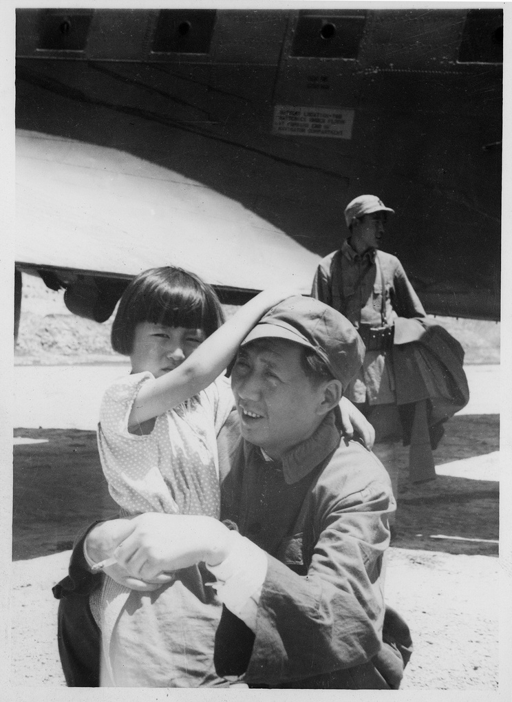 Mao Zedong (毛泽东) and his daughter Li Min (李敏) at Yan'an (延安) airfield, July 1945

Behind Mao Tse-tung (1893-1976) is a Douglas C-47 Skytrain (Dakota).

Lindsay, Michael Collection
ML06-d011
hpcbristol.net/visual/ML06-d0…

#chairmanmao #maozedong #chinesehistory #historyinpictures