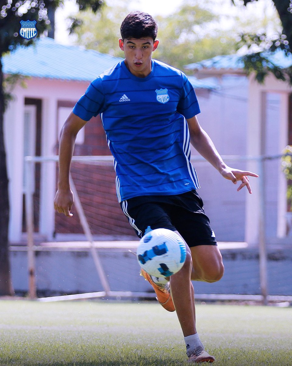 ¡Enfocado! 💪⚽ Nuestro goleador de la Sub-19, Jeremy Gonzaga, continúa trabajando con el primer equipo. #PorEmelec