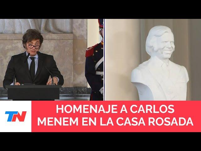 HumbertoTumini's tweet photo. Milei puso un busto de Menem y dijo “el mejor presidente en 40 años”.

Menem fue una desgracia para el país: regaló el petróleo, destruyó la industria nacional, llenó el país de pobres, fue sirviente de los yanquis, corrupción por doquier.
#LibresDelSurEnLaVeredaDeEnfrenteDeMilei https://t.co/QKEicZEnVs