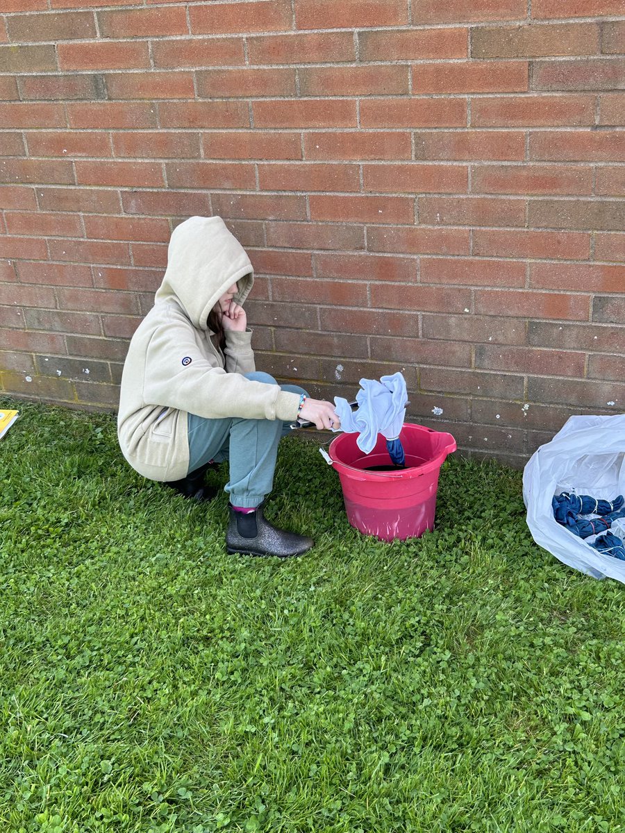 This morning, some of our 5th grade students made green tie-dye testing shirts! 📝

Each student started the year with a goal to “achieve green” on their standardized tests at the end of the year, so students created their own green tie-dye shirt to wear on their testing days. ✅