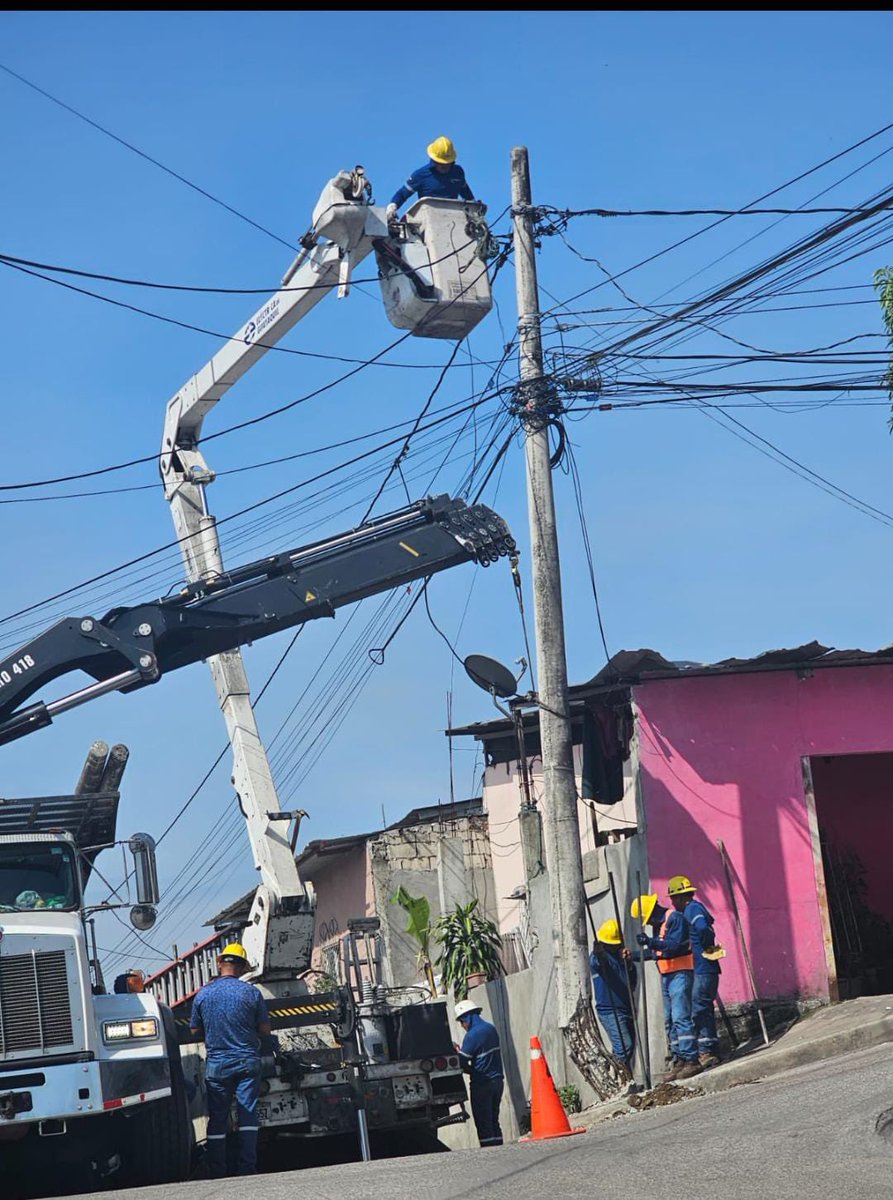 📍#Guayaquil | Nuestro equipo trabaja en el cambio de poste que perdió su vida útil en la Cooperativa Juan Montalvo, Noroeste de la ciudad. Atendemos a la ciudadanía en todos sus requerimientos del servicio eléctrico.