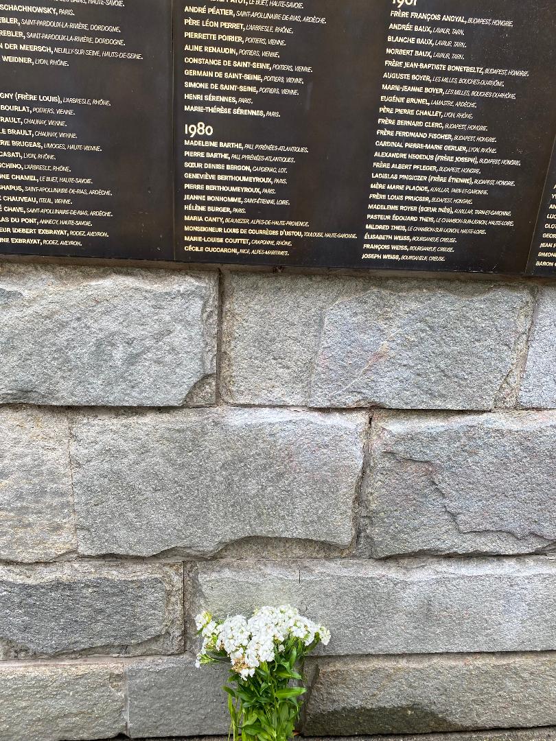 Allée des Justes : j'ai déposé quelques fleurs sous les noms de Denise Bergon et Marguerite Roques, deux religieuses de mon village dans l’Aveyron. Dans leur couvent, elles ont caché et sauvé 80 enfants juifs. Que ce bouquet puisse contribuer à la réparation de cette profanation.