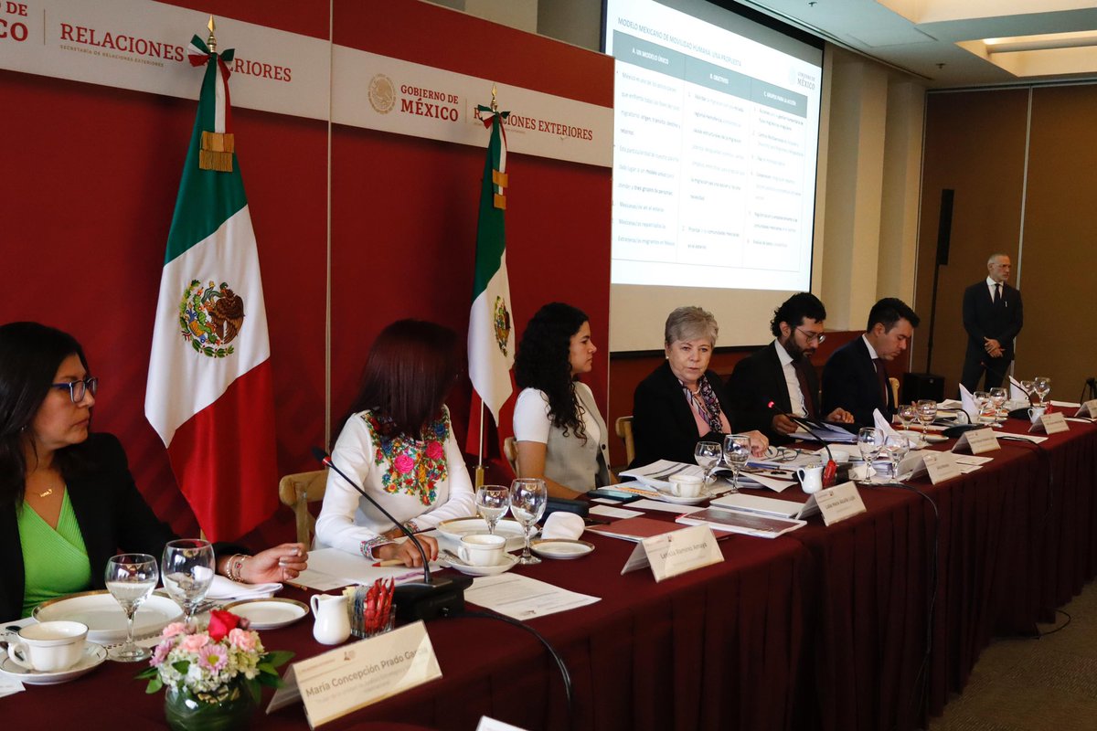 Celebramos con @LuisaAlcalde, @marathb, @A_MontielR, @Letamaya, @nadgasman y colegas del @GobiernoMX, @INEGI_INFORMA la Décima Sesión Ordinaria de la #CIAIMM. Bajo la instrucción del presidente @lopezobrador_, para desarrollar una estrategia mexicana de movilidad humana.