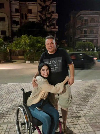 البنت اللي في الصورة دي اسمها "أميرة عماد".. بطلة قصة تستحق تتعرف وتستحق وقتك قبل ما تتوه وسط أخبار تافهة مالهاش لزمة.. "أميرة" من محافظة دمياط.. في سنة ٢٠١٨ وقعت من الدور السادس من بلكونة بيتهم فجأة بعد ما توازنها اختل.. ربنا كتب لها عمر جديد بس للأسف الوقعة سببت ليها قطع في