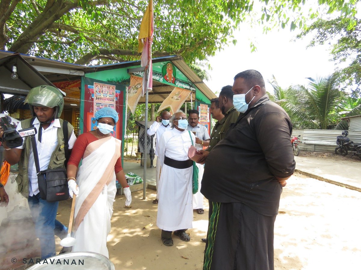 2 weeks after #Colombo witnessed unrestricted mass mobilisations to mark Int'l Workers Day, #SriLanka police & Public Health Inspectors in #Batticaloa,Tuesday (14), tried to disrupt an event dedicated to war dead, under the false pretext of 'health concerns of public gatherings'.