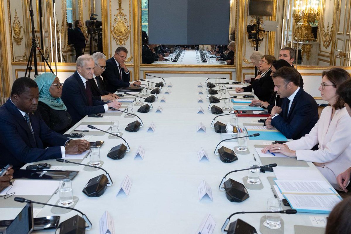 Riches échanges @Elysee organisés par @EmmanuelMacron à l'occasion du Sommet sur la cuisson propre en Afrique. L'équipe Europe a donné un montant total de € 400M dans le cadre de l'Initiative Afrique-UE pour l'énergie verte, avec € 150M venant de fonds de l'Union européenne.