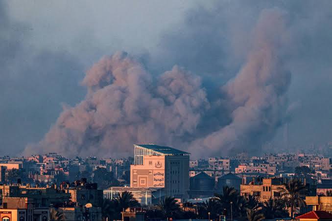 ✅خبرگزاری رویترز به نقل از ساکنان رفح گزارش داد که تانک‌های اسرائیل بامداد سه‌شنبه به عمق این شهر پیشروی کردند و وارد محله‌های الجنينه، السلام والبرازيل شدند