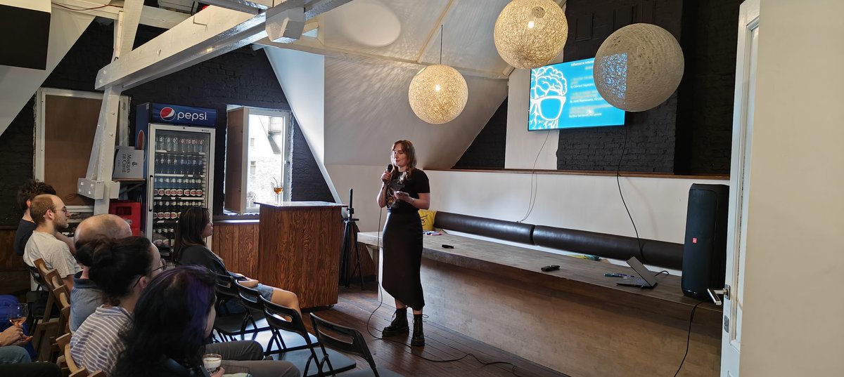 After giving a talk herself last year, @_AnnalenaFuchs is now helping out to organise Pint of Science in Leuven herself! 🍻
Here she is kicking off the second night of this amazing science festival!

#pint24 @pintofscienceBE @pintsworld