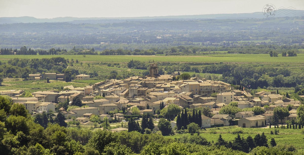 Séguret (84) - France 📍 #Seguret fait partie de ces jolis villages de #Provence où l'on aime déambuler à l'ombre de ses ruelles étroites. letourdumondeen80ans.fr/france/seguret 🇫🇷 #MagnifiqueFrance #baladeSympa #franceMagique #ephotozine #vaucluse #voyage #TravelTuesday #travel