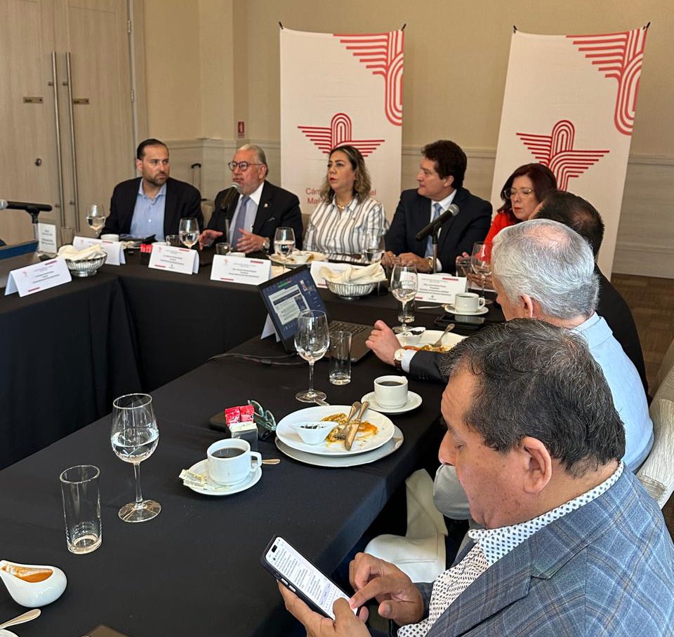 🌽 La Cámara del Maíz Industrializado contribuye con el 14% del #PIB de la industria alimentaria en #México, destacó el Pdte. Alejandro Malagón, @AMalagonB, acompañado del Srio. Eduardo Ramírez Leal, @EduardoRmzLeal, en reunión de la @CANAMIOrgMx, presidida por Marcela Martínez.