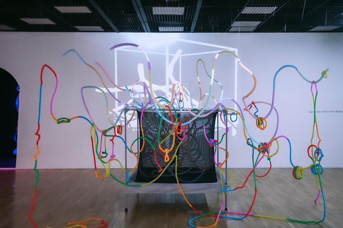 DanielKyong2's tweet photo. Daniel Kyong_Twin Vibes_Trampoline, Plastic Toys, Video Installation_400×400×400 cm (Variable Installation)_2024.

Voxel Artist/Visual Artist : @DanielKyong2

@thesandboxkorea
@VoxEdit 
@GoTheSandboxGo 

#Artist #DanielKyong #art #artwork #installation_art #sculpture #voxelart https://t.co/JoofVIsit6