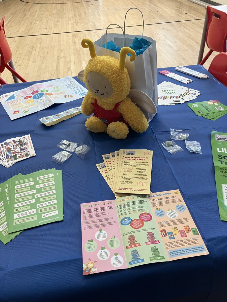 Spent a lovely afternoon (with the help of @Bookbug_SBT ) with families at Cromarty Primary School, celebrating their #ReadingSchools accreditation achievement 🏆 and talking about how to support Reading for Pleasure at home.  A great session full of ideas! Thanks for having us!