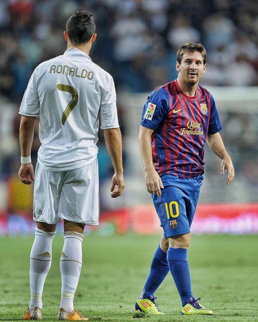 Na temporada 2011/12:

🇦🇷 Messi:
👕 60 jogos
⚽️ 73 gols
🅰️ 30 assistências

🇵🇹 Cristiano Ronaldo:
👕 55 jogos
⚽️ 60 gols
🅰️ 15 assistências

Um fazia hat-trick, o outro fazia 4 gols

Nunca veremos nada igual!